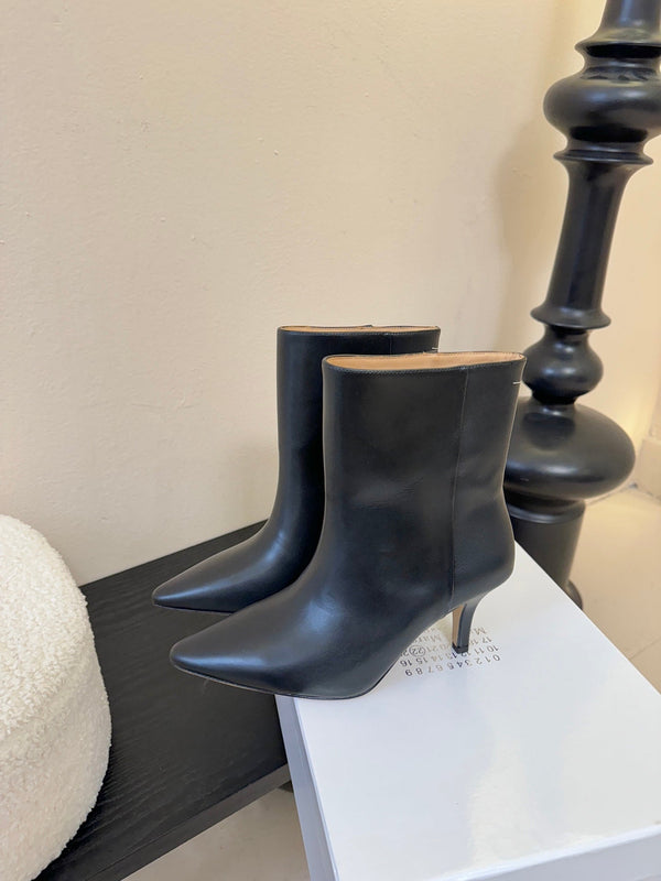 Maison Margiela Pointed Toe Riding Short Boots Black in Cowhide 580447