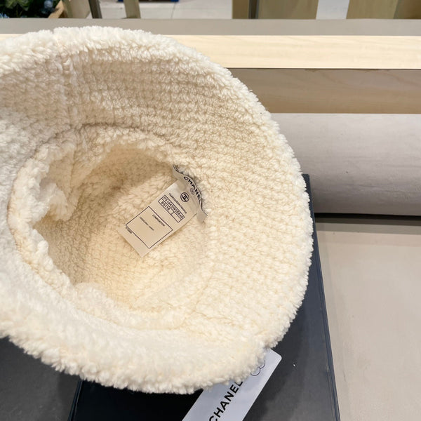 BUCKET HAT IN WHITE LAMB WOOL AND THICK COTTON 431685