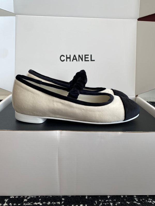 CC 25SS Embroidered Double C logo Mary Janes White Suede 473424