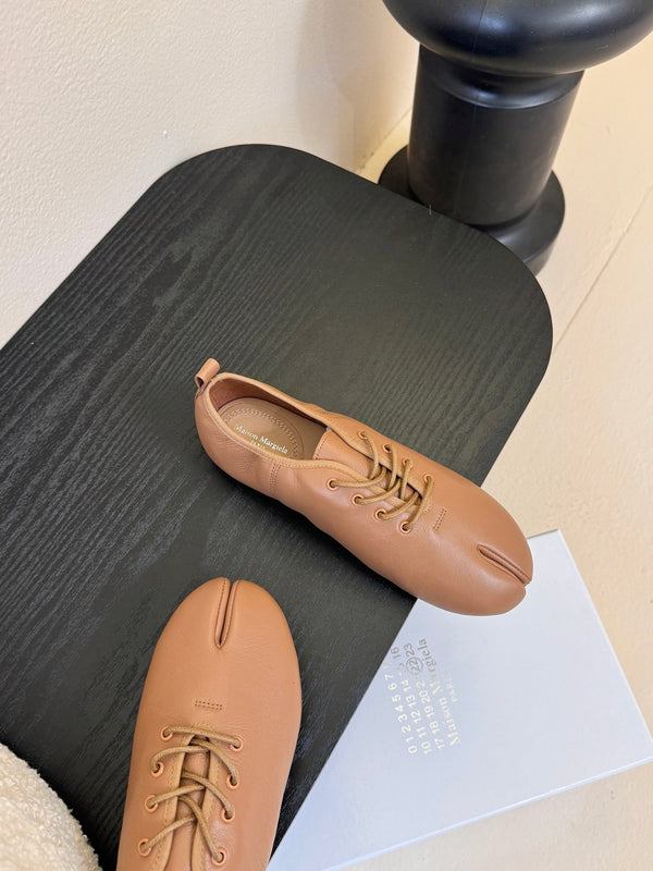 Maison Margiela 2025 Split-Toe Lace-up Shoes Brown Cowhide 580422