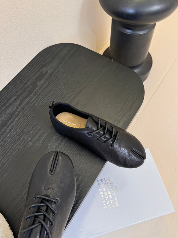 Maison Margiela 2025 Split-Toe Lace-up Shoes Black Cowhide 580420