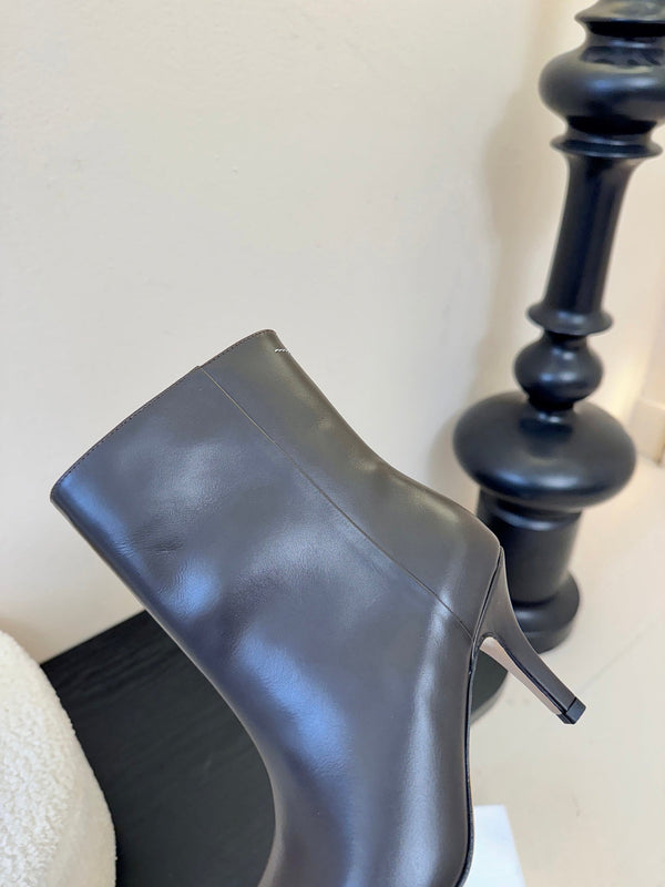 Maison Margiela Pointed Toe Riding Short Boots Brown in Cowhide 580448
