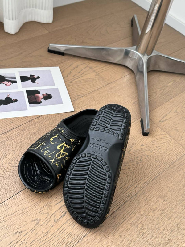 POOL GRAFFITI CROCS SLIDE SANDALS IN BLACK AND YELLOW RUBBER