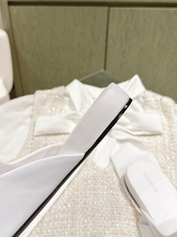 FLAT MULES IN WHITE SMOOTH CALFSKIN SILVER BUCKLE