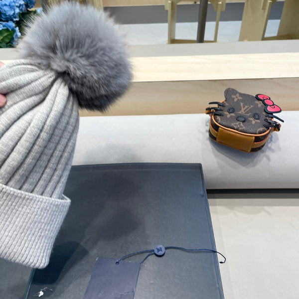 KNITTED BEANIE HAT IN LIGHT GRAY WOOL AND FOX FUR 409791