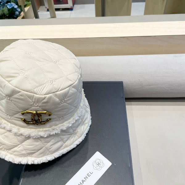 BUCKET HAT IN WHITE LAMB WOOL AND THICK COTTON 431685