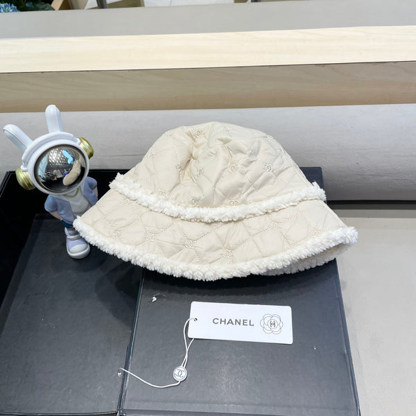 BUCKET HAT IN WHITE LAMB WOOL AND THICK COTTON 431685