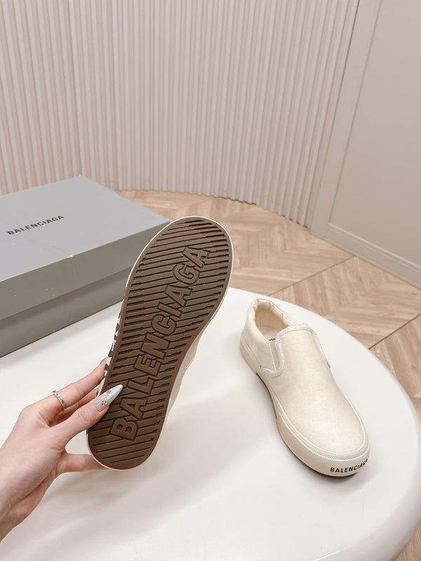 SLIP-ON SNEAKERS GRAFFITI IN WHITE CANVAS