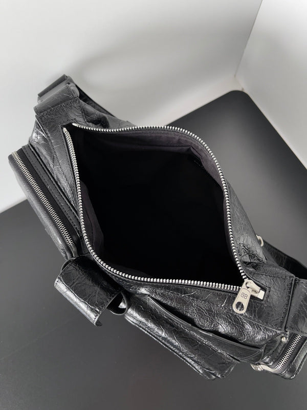 SUPERBUSY MESSENGER BAG 33 IN BLACK ARENA LAMBSKIN
