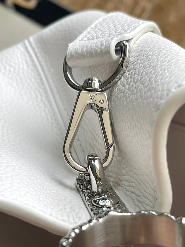CAPUCINES EAST-WEST 33 IN WHITE CALFSKIN SILVER HARDWARE