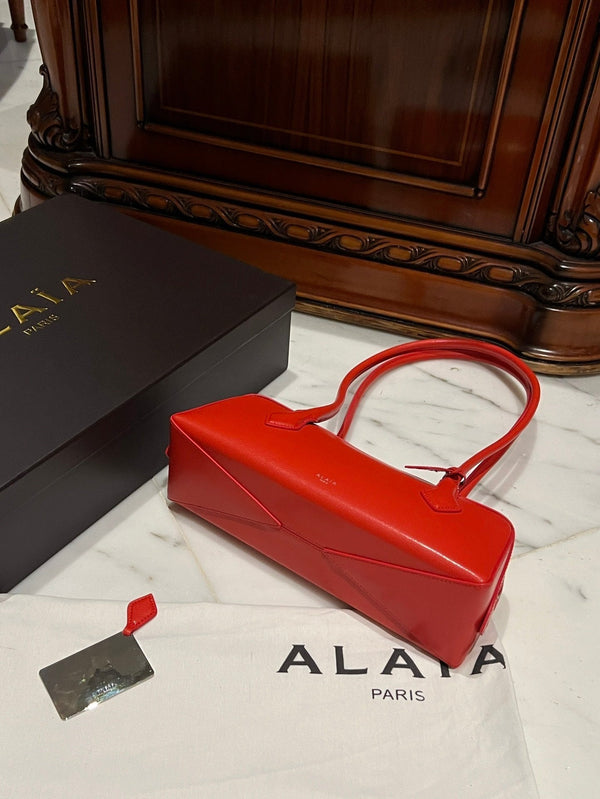 LE TECKEL MEDIUM BAG 33 IN CLASSIC RED GOATSKIN