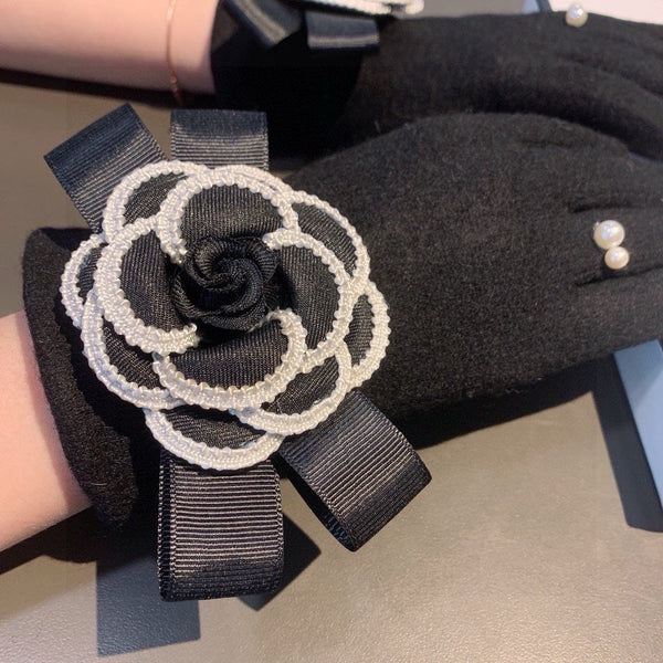 GLOVES IN BLACK WOOL WITH FLOWER 456325